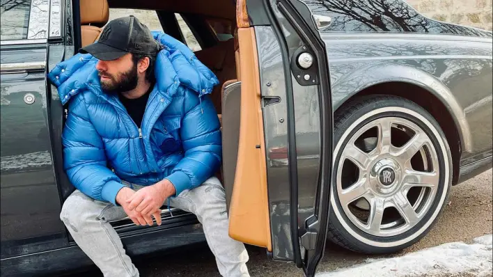 Akram Ojjeh Junior Fortune et Salaire